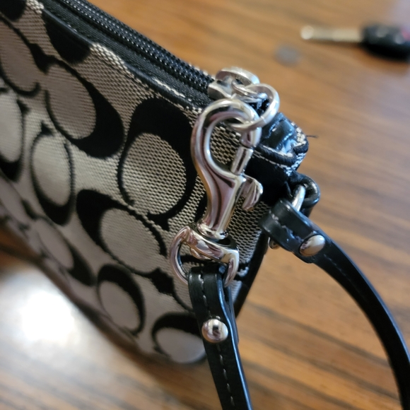 Authentic Coach Black & Grey Wristlet - Picture 10 of 10